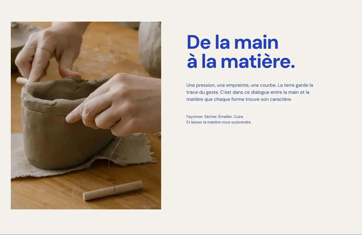 Séquence d’atelier Forme : mains façonnant l’argile, titre De la main à la matière et présentation du geste.
