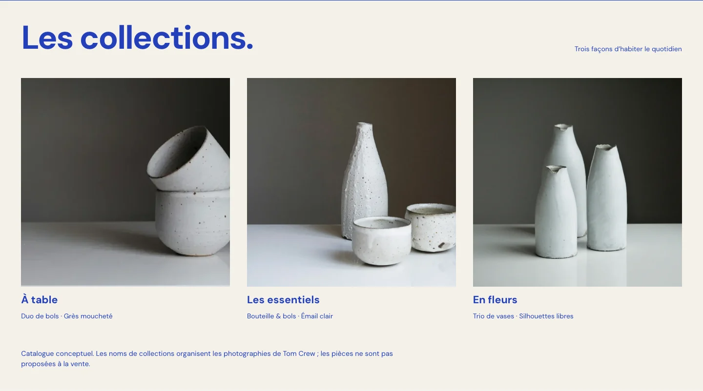 Catalogue Forme : trois collections de céramiques alignées, titres et descriptions des objets en cobalt.
