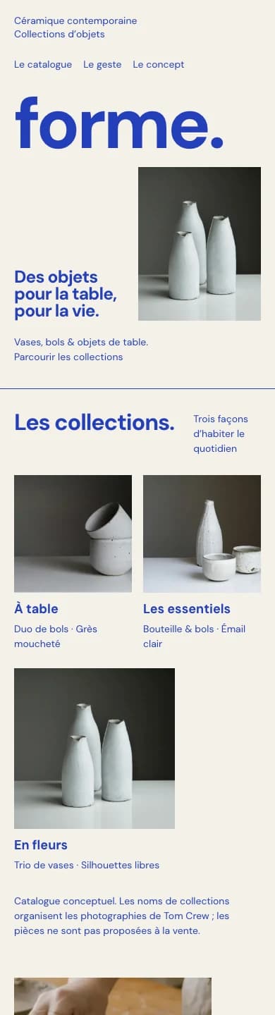 Déclinaison Forme à 390 pixels : logotype cobalt, introduction des collections et catalogue de céramiques en deux colonnes.